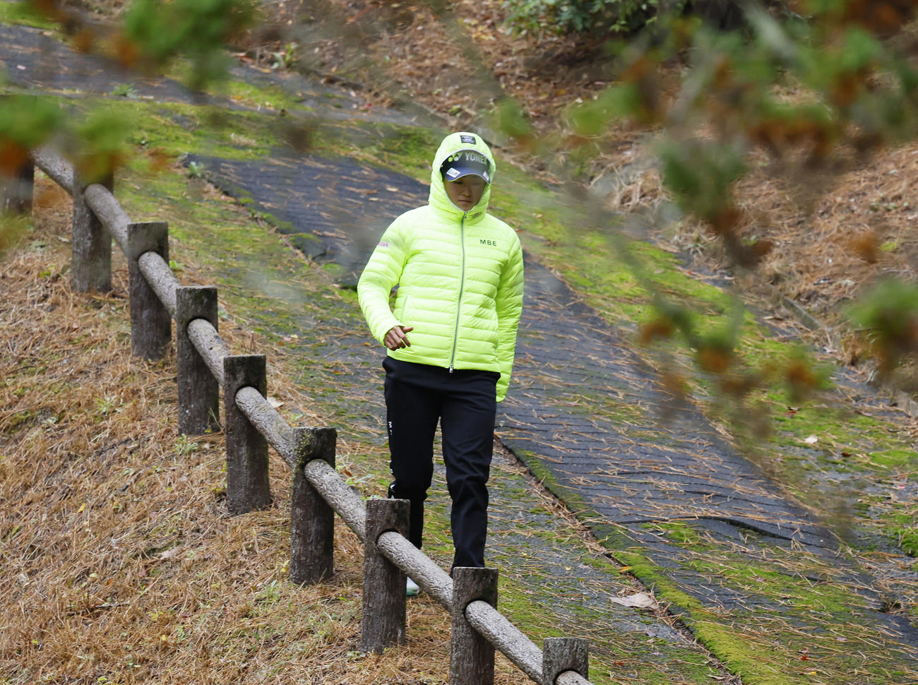 2番へ向かう岩井明愛（撮影・藤尾明華）