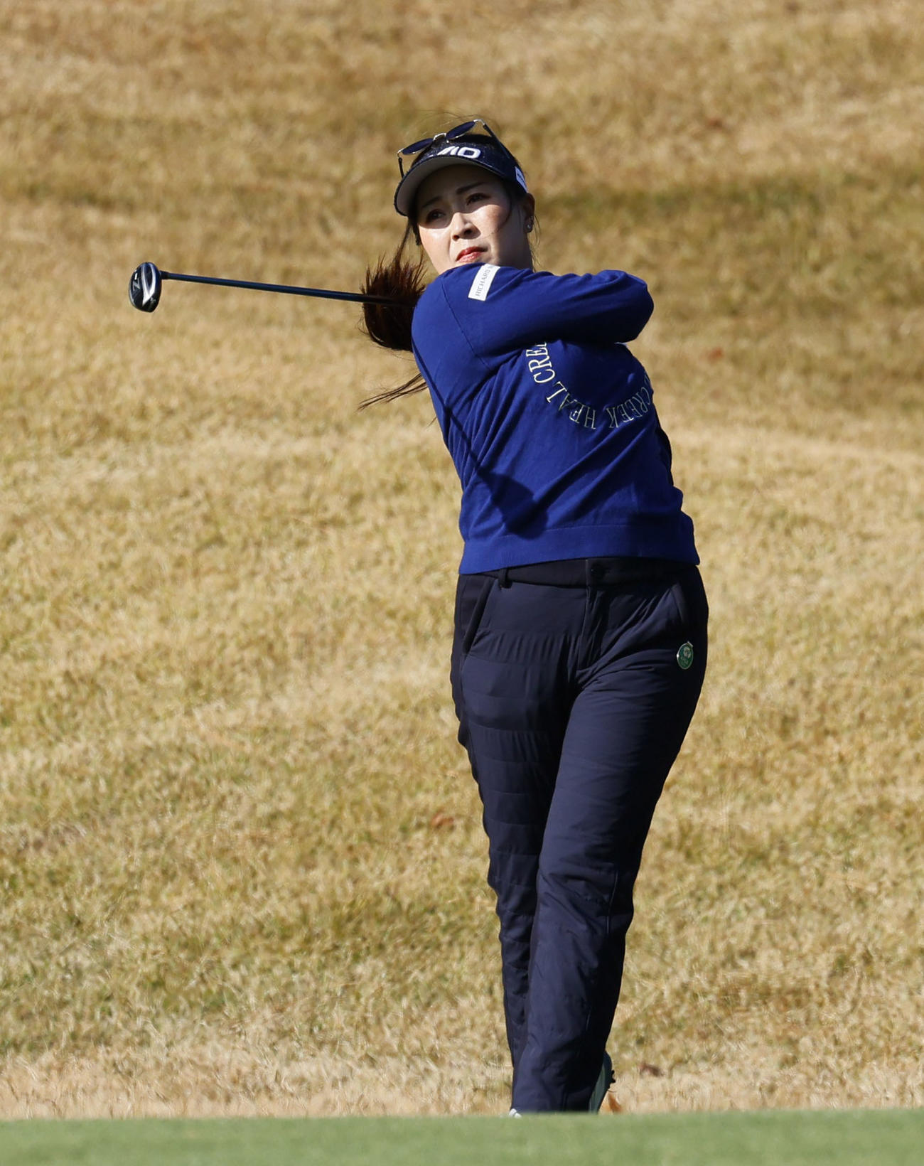 1番、セカンドショットを放つ青木瀬令奈（撮影・藤尾明華）