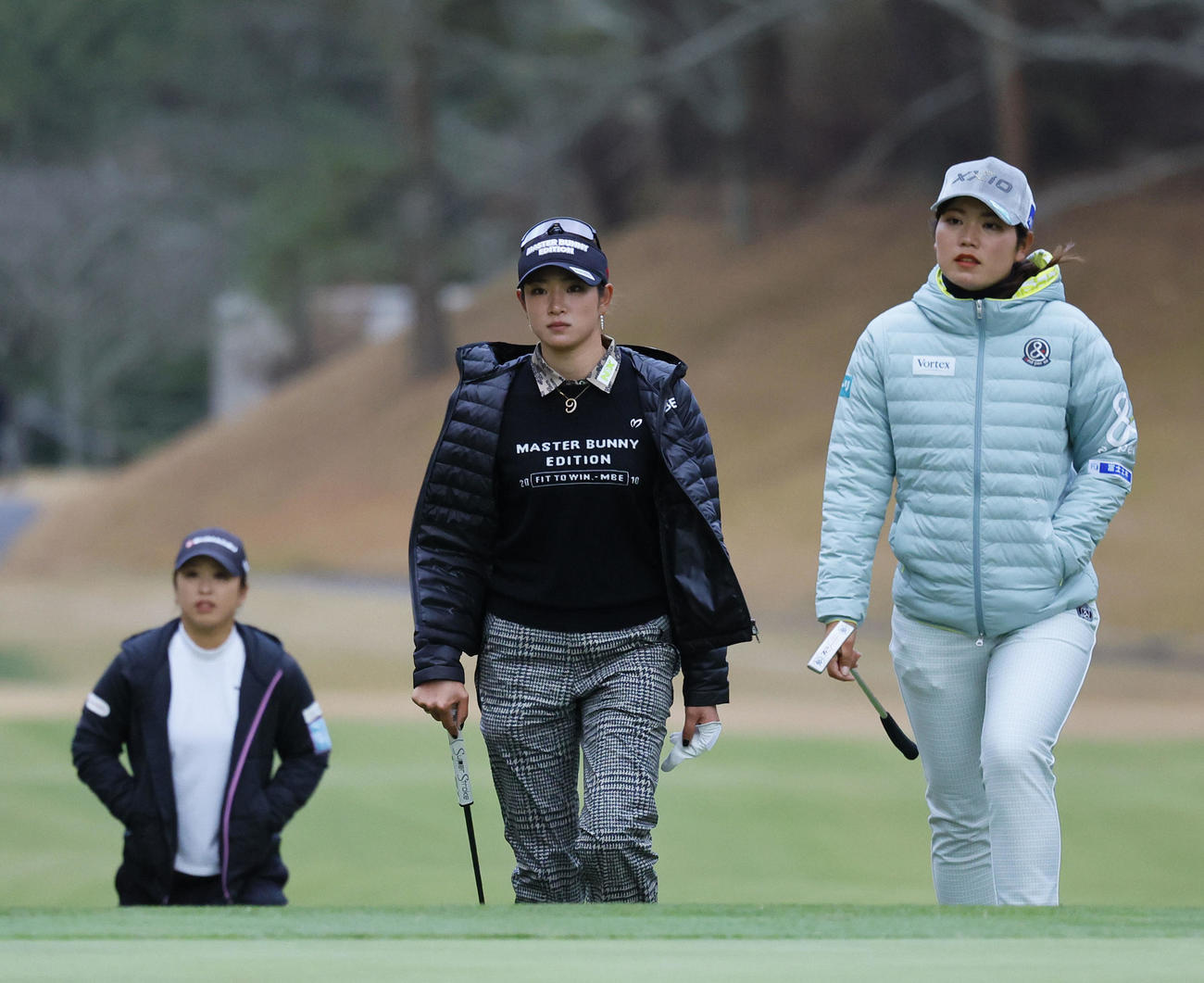 18番、グリーンに向かう桜井心那（右）と原英莉花（中央）（撮影・藤尾明華）