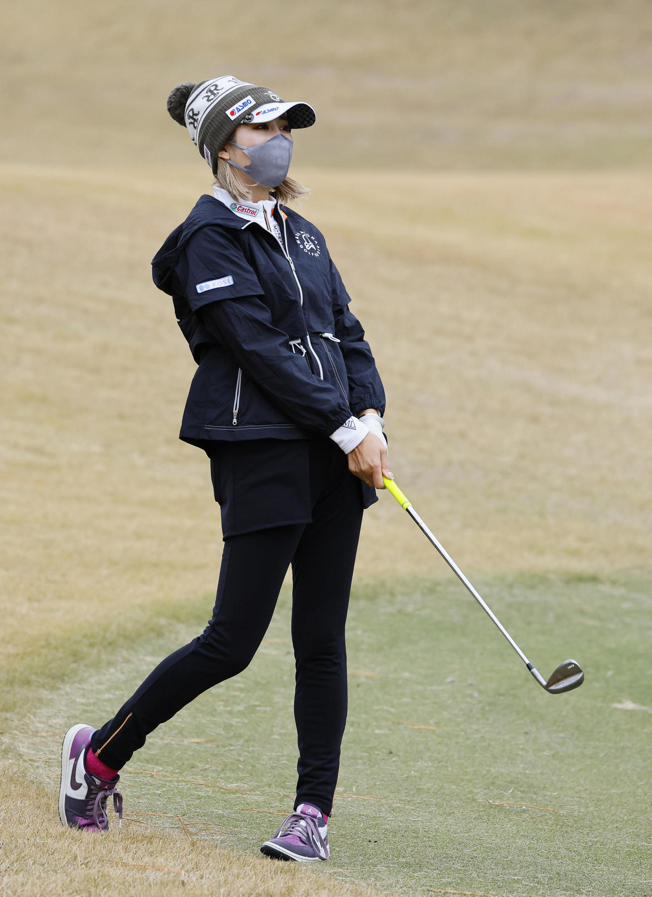 17番、第3打を放った金田久美子（撮影・藤尾明華）