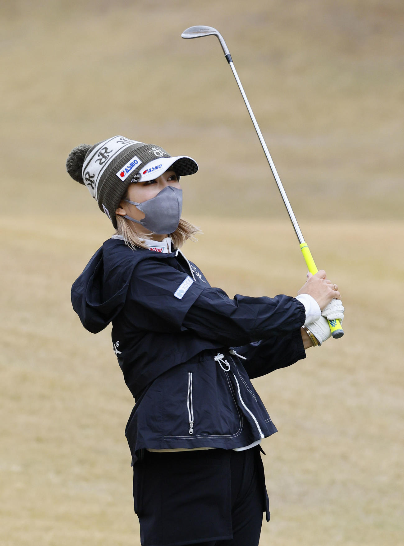 17番、第3打を放つ金田久美子（撮影・藤尾明華）