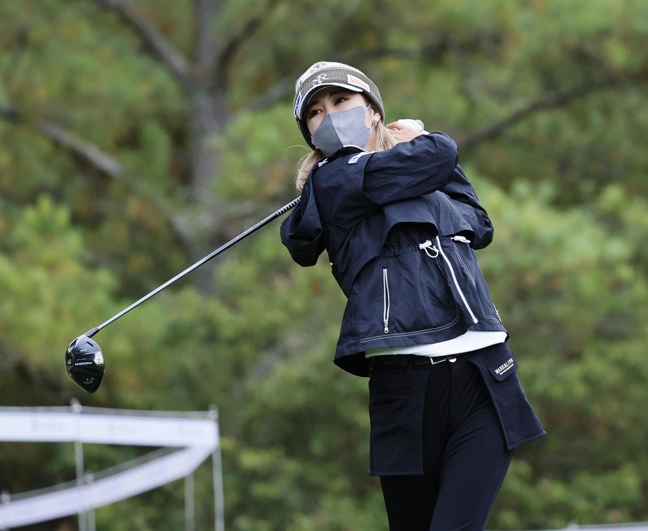 18番、ティーショットを放つ金田久美子（撮影・藤尾明華）