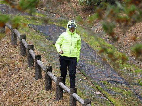 2番へ向かう岩井明愛（撮影・藤尾明華）