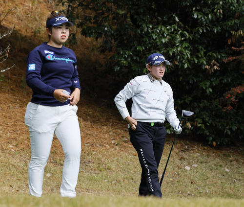 2番、ティーショットを放った岩井明愛（右）と山下美夢有（撮影・藤尾明華）