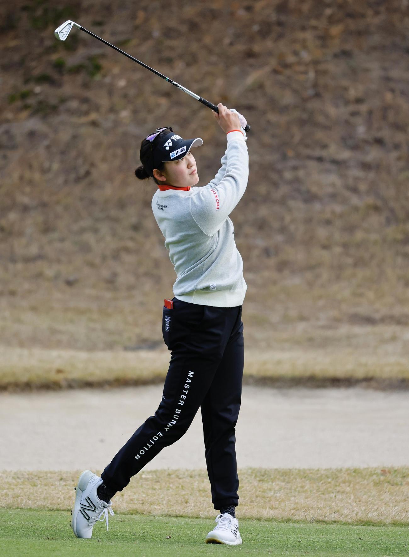 ２番、セカンドショットを放つ岩井千怜（撮影・藤尾明華）
