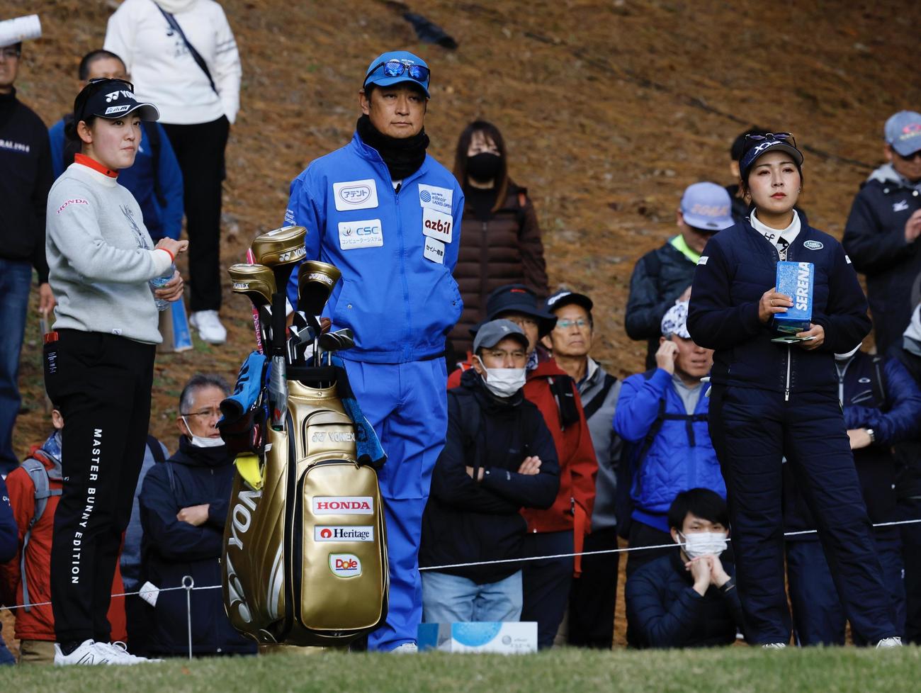 3番、プレーを待つ岩井千怜（左）と青木瀬令奈 （右）（撮影・藤尾明華）