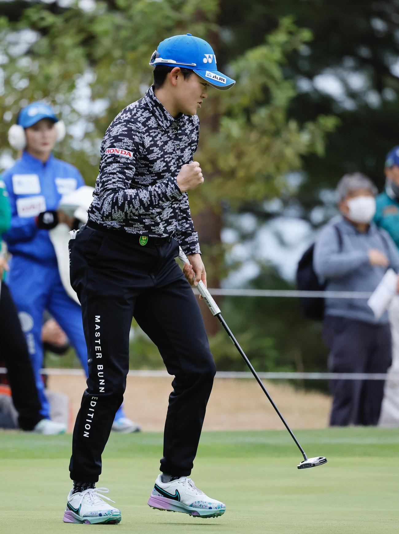 １番、バーディパットを沈める、ガッツポーズする岩井明（撮影・藤尾明華）