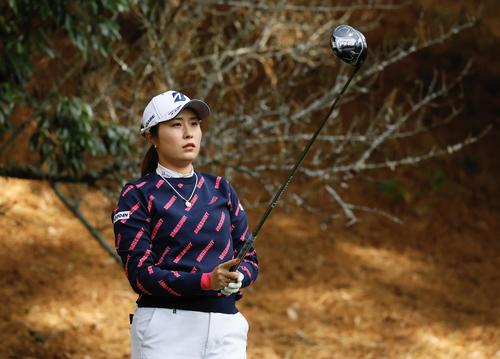 ２番、ティーショット前、方向を定める大里桃子（撮影・藤尾明華）