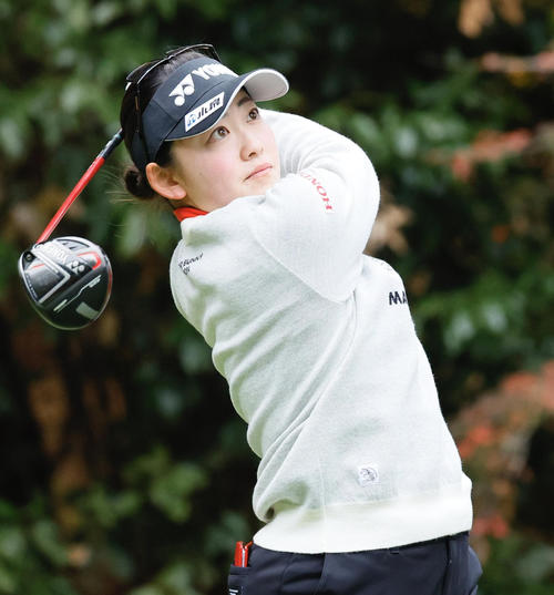 ２番、ティーショットを放つ岩井千怜（撮影・藤尾明華）