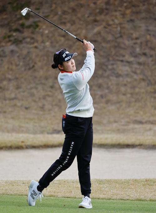 ２番、セカンドショットを放つ岩井千怜（撮影・藤尾明華）