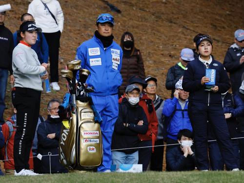 3番、プレーを待つ岩井千怜（左）と青木瀬令奈 （右）（撮影・藤尾明華）