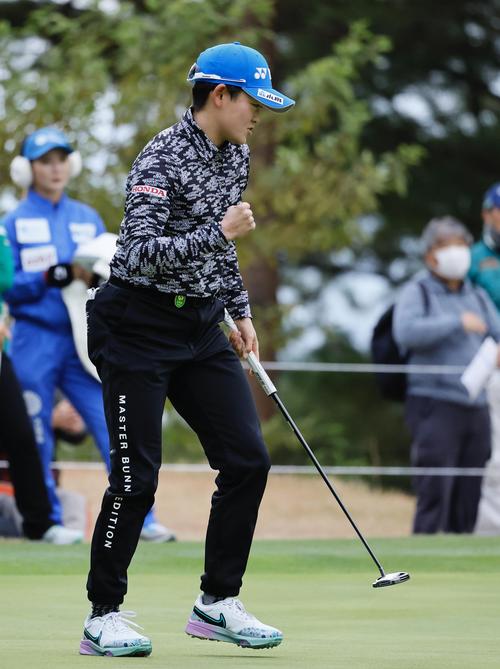 １番、バーディパットを沈める、ガッツポーズする岩井明（撮影・藤尾明華）