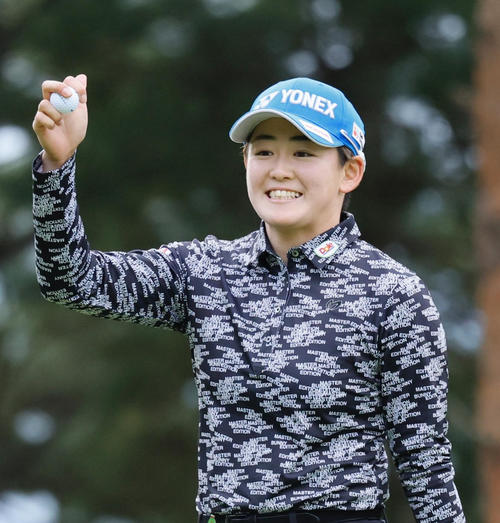 1番、バーディパットを沈め笑顔を見せる岩井明（撮影・藤尾明華）