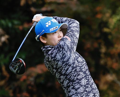 ２番、ティーショットを放つ岩井明（撮影・藤尾明華）