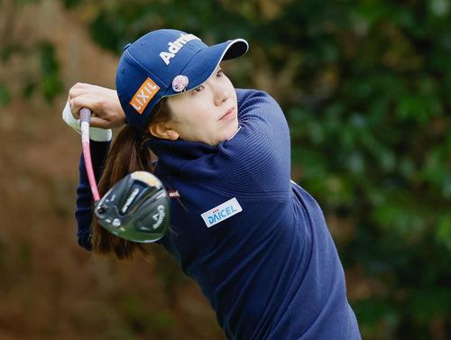 ２番、ティーショットを放つ堀琴音（撮影・藤尾明華）
