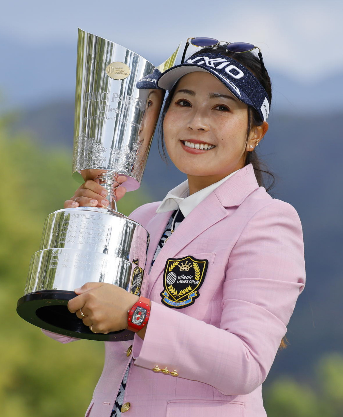 優勝カップを手に笑顔を見せる青木瀬令奈（撮影・藤尾明華）