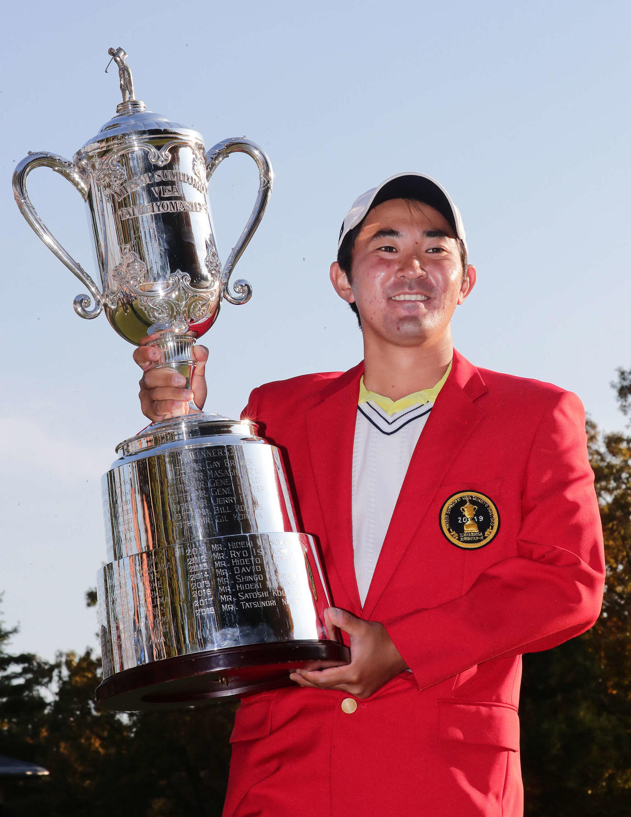 三井住友VISA太平洋マスターズ　松山英樹以来のアマチュア優勝を果たして優勝杯を掲げる金谷拓実（2019年11月17日撮影）