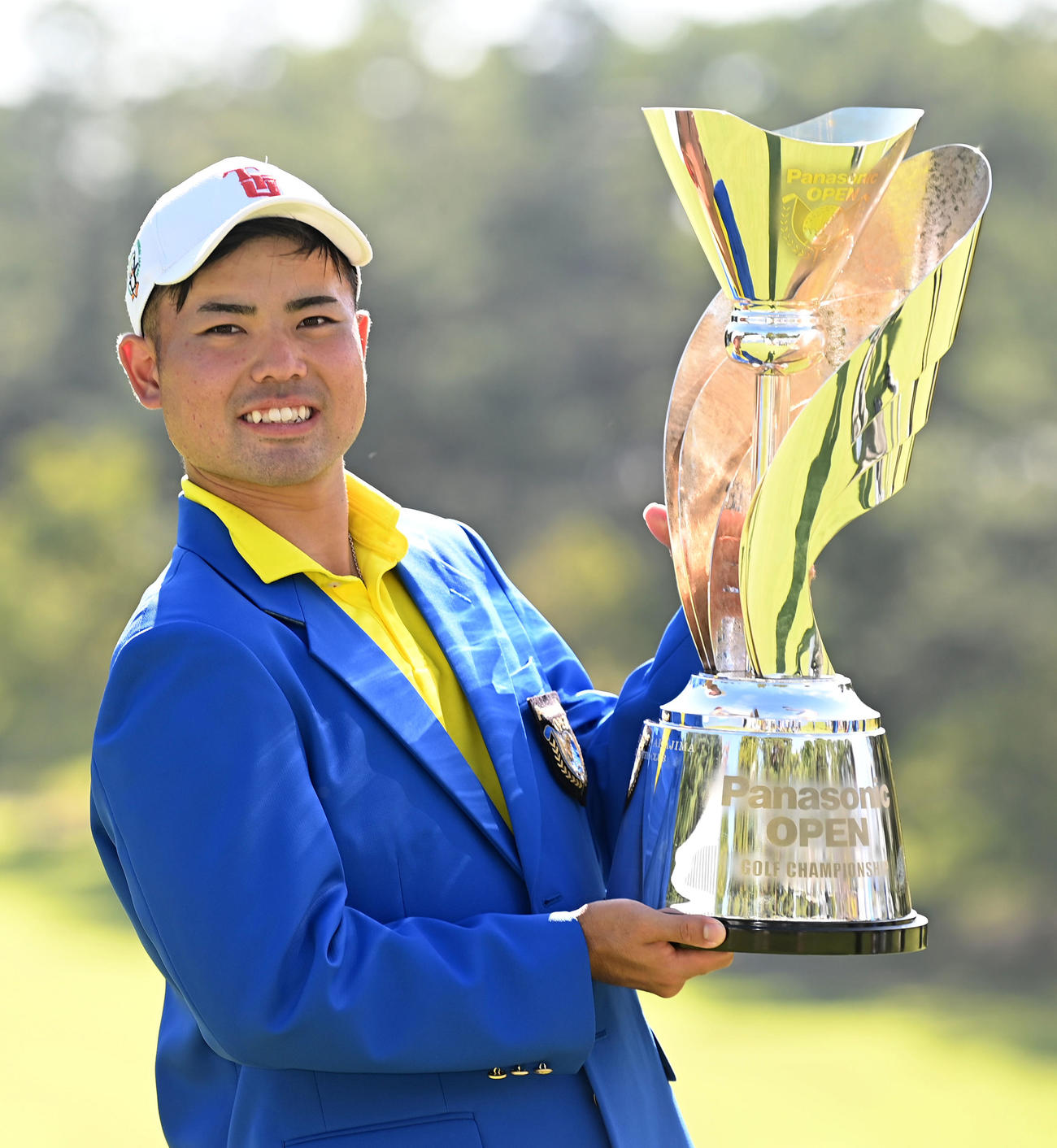 パナソニックオープン　優勝トロフィーを手に笑顔を見せる蝉川泰果（2022年9月25日撮影）
