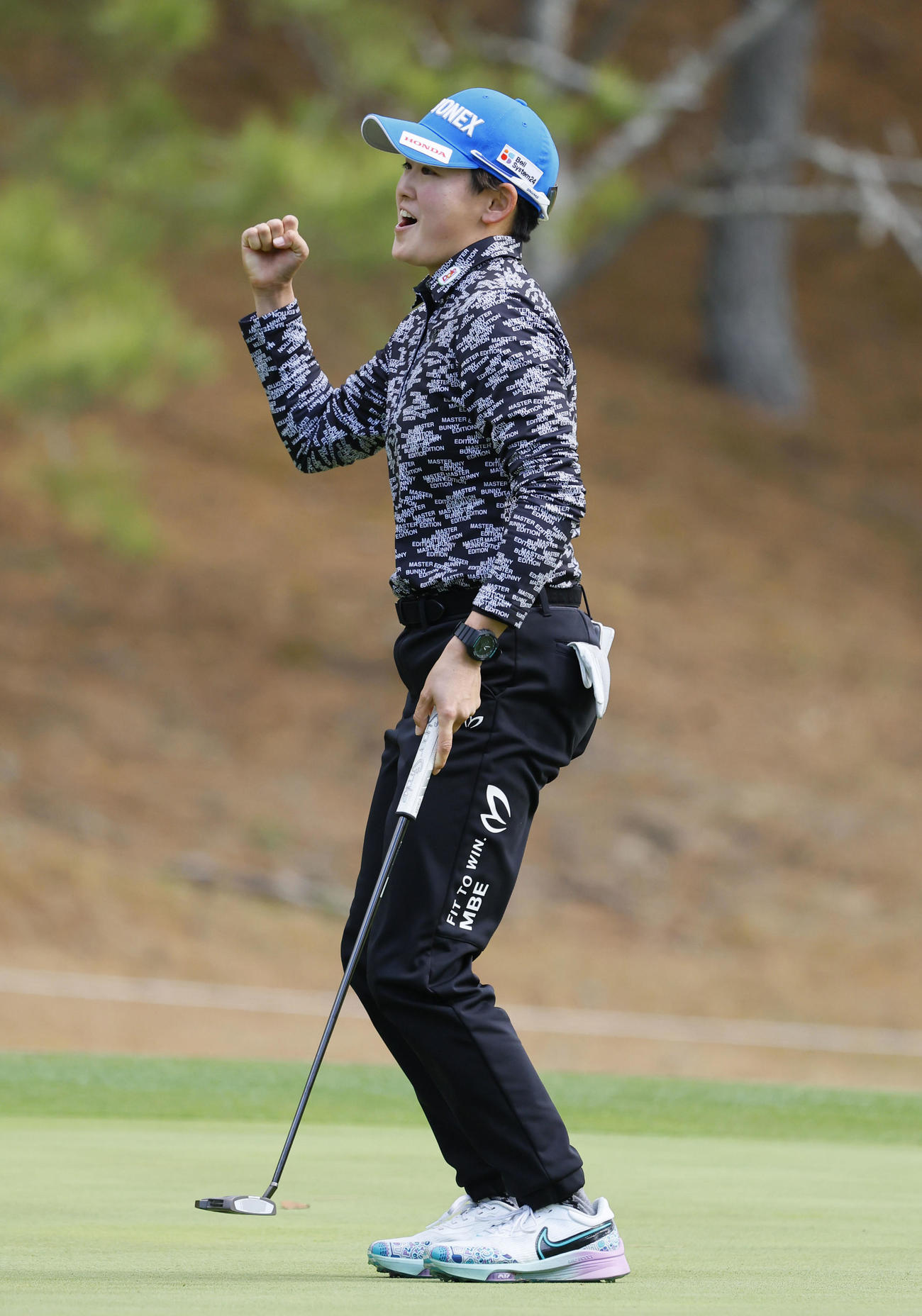 18番、バーディーパットを沈め、ガッツポーズをする岩井明愛（撮影・藤尾明華）