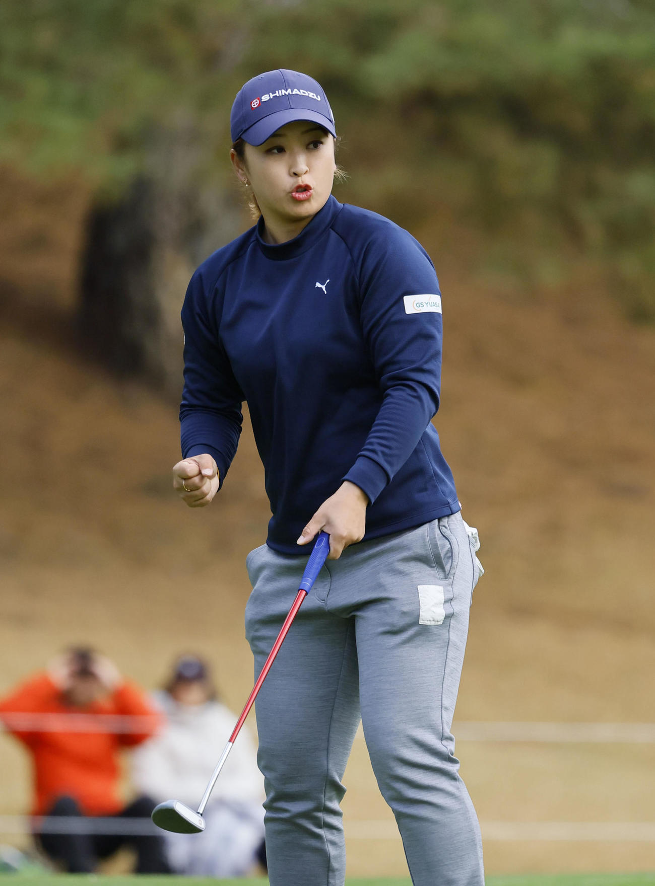 18番、バーディーパットを沈め、ガッツポーズをする西郷真央（撮影・藤尾明華）