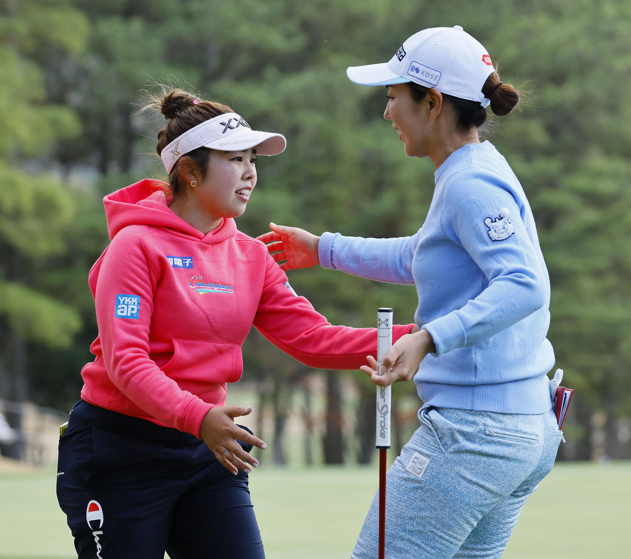 ホールアウトし、笠りつ子（右）と健闘をたたえ合う山下美夢有（撮影・藤尾明華）