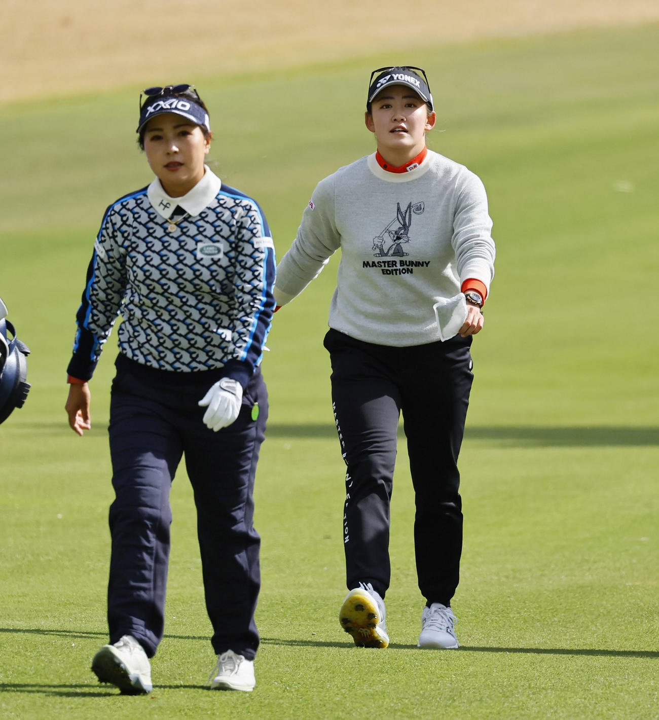 9番、コースを歩く岩井千怜（右）と青木瀬令奈（撮影・藤尾明華）