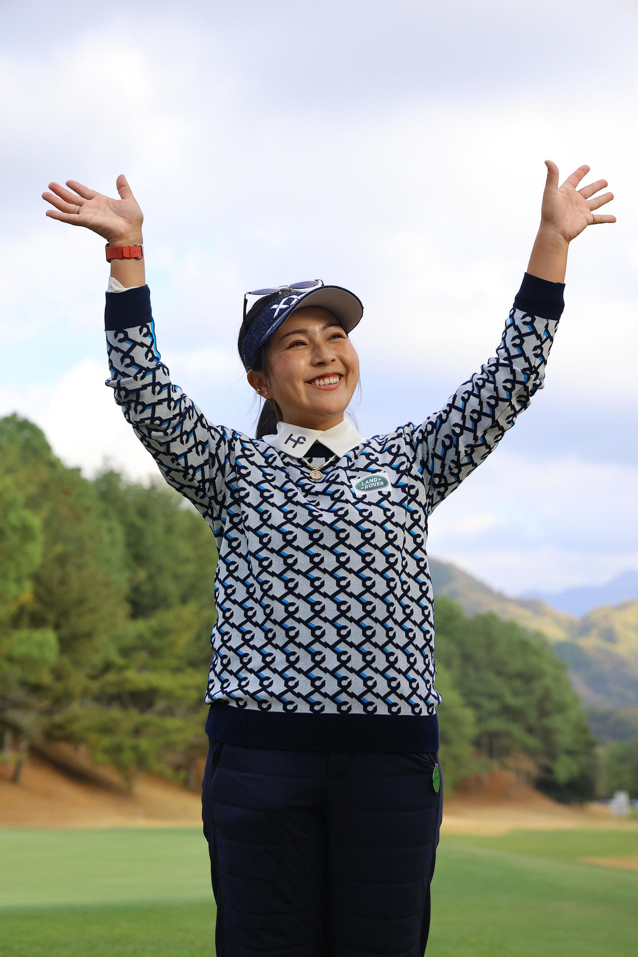 優勝インタビューを終え、ギャラリーに手を振る青木瀬令奈（撮影・藤尾明華）