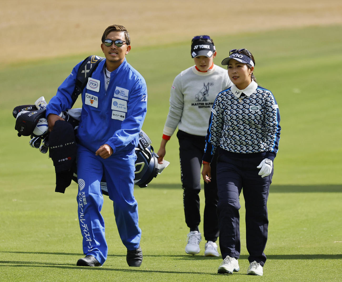 9番、コースを歩く青木瀬令奈（右）と岩井千怜（中央）（撮影・藤尾明華）
