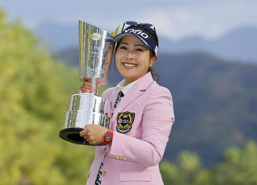 優勝カップを手に笑顔を見せる青木瀬令奈（撮影・藤尾明華）