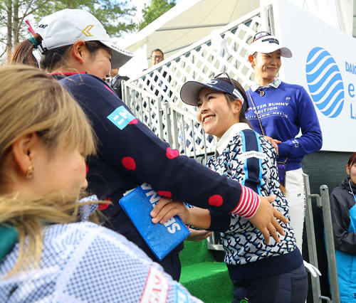 優勝し、桜井心那（左から2人目）、原英莉花（右）らに祝福される青木瀬令奈（撮影・藤尾明華）