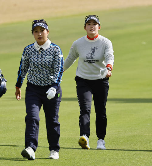 9番、コースを歩く岩井千怜（右）と青木瀬令奈（撮影・藤尾明華）