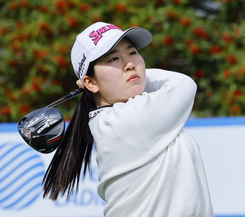 1番、ティーショットを放つ藤本愛菜（撮影・藤尾明華）