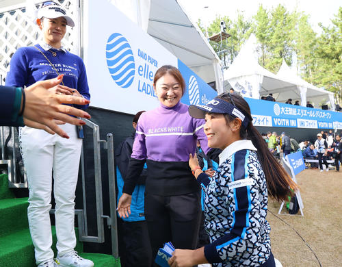 優勝し、仲間に祝福される青木瀬令奈（右）（撮影・藤尾明華）