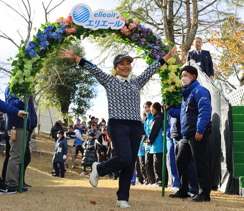 優勝し、笑顔を見せる青木瀬令奈（撮影・藤尾明華）