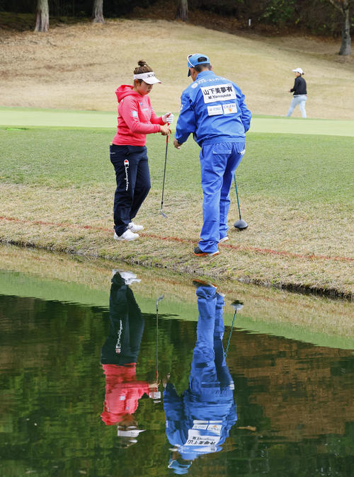 3番、ティーショットを池に入れた山下美夢有（左）（撮影・藤尾明華）