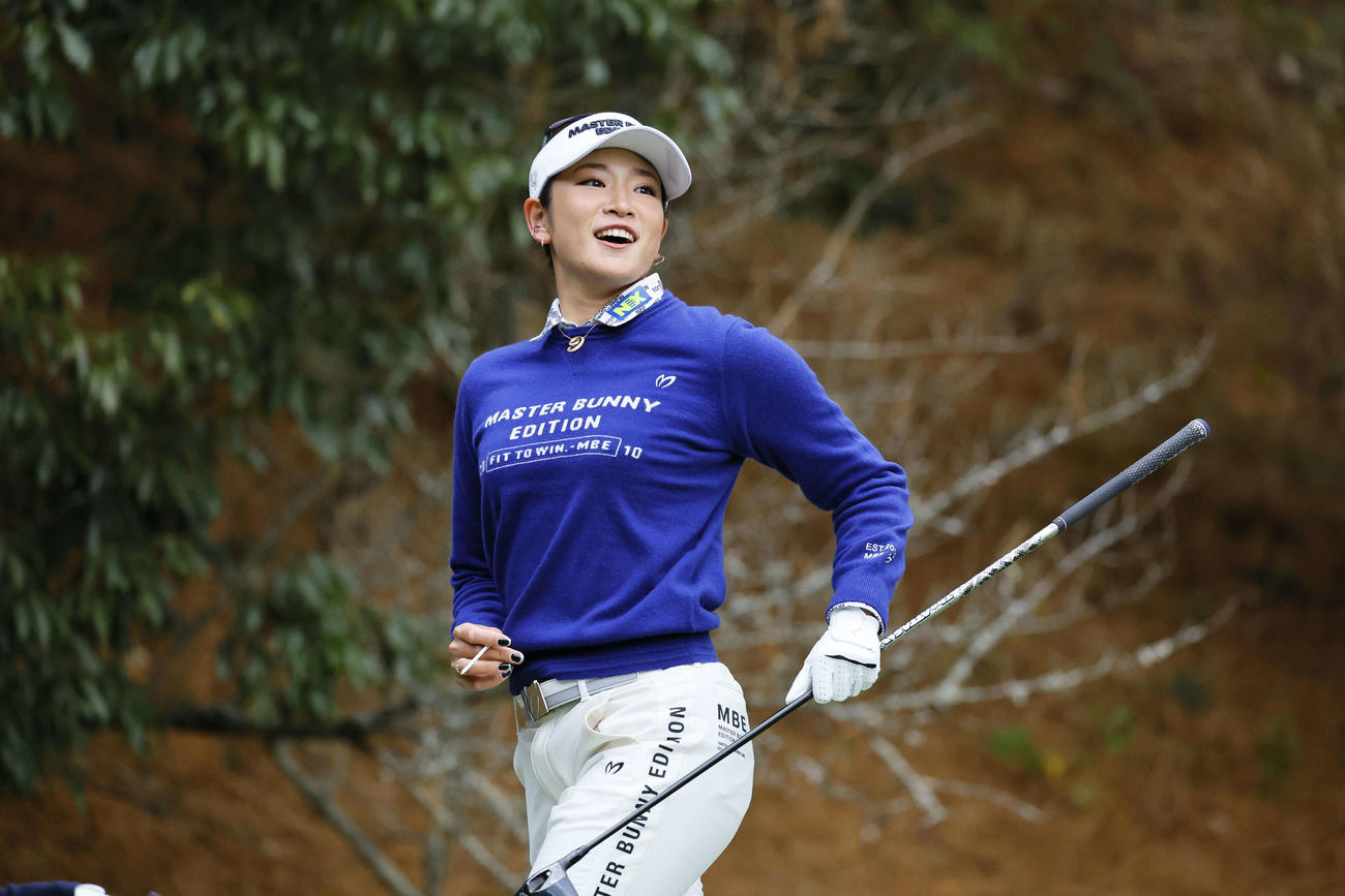 2番、ティーショットを放ち笑顔を見せる原英莉花（撮影・藤尾明華）