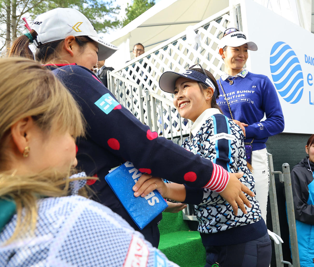 桜井（左から2人目）、原英莉花（右）らに優勝を祝福される青木（撮影・藤尾明華）