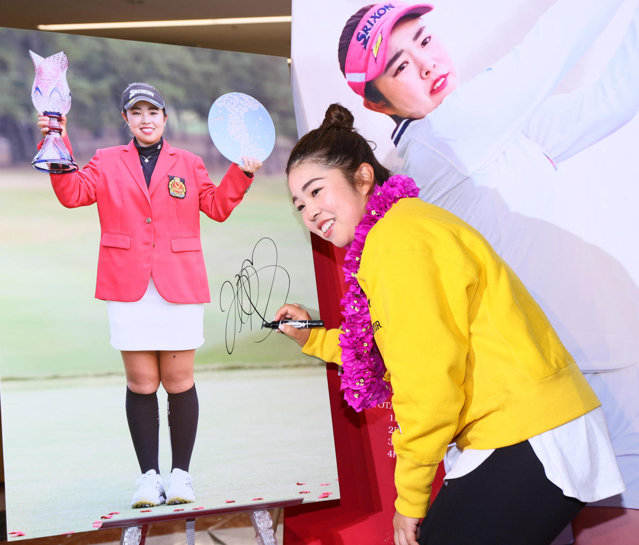 宮崎ブーゲンビリア空港で歓迎を受けた山下美夢有はサインに応じる（撮影・上山淳一）