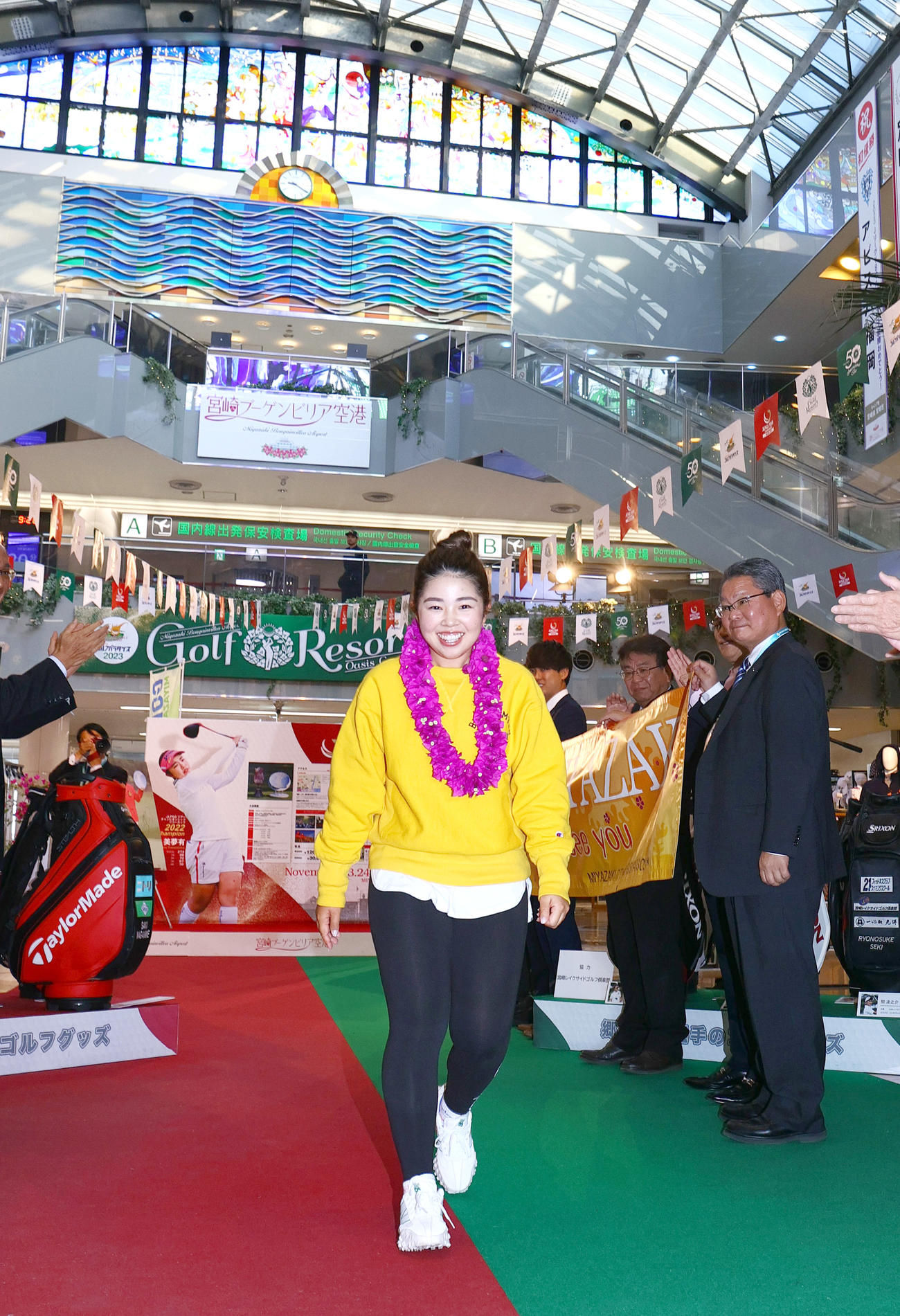 宮崎ブーゲンビリア空港で歓迎を受けた山下美夢有（中央）（撮影・上山淳一）