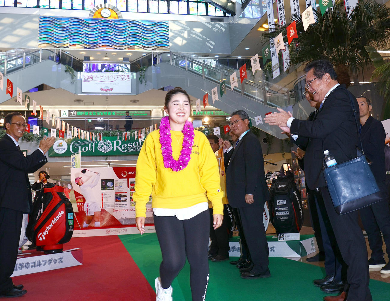 宮崎ブーゲンビリア空港で歓迎を受けた山下美夢有（中央）（撮影・上山淳一）