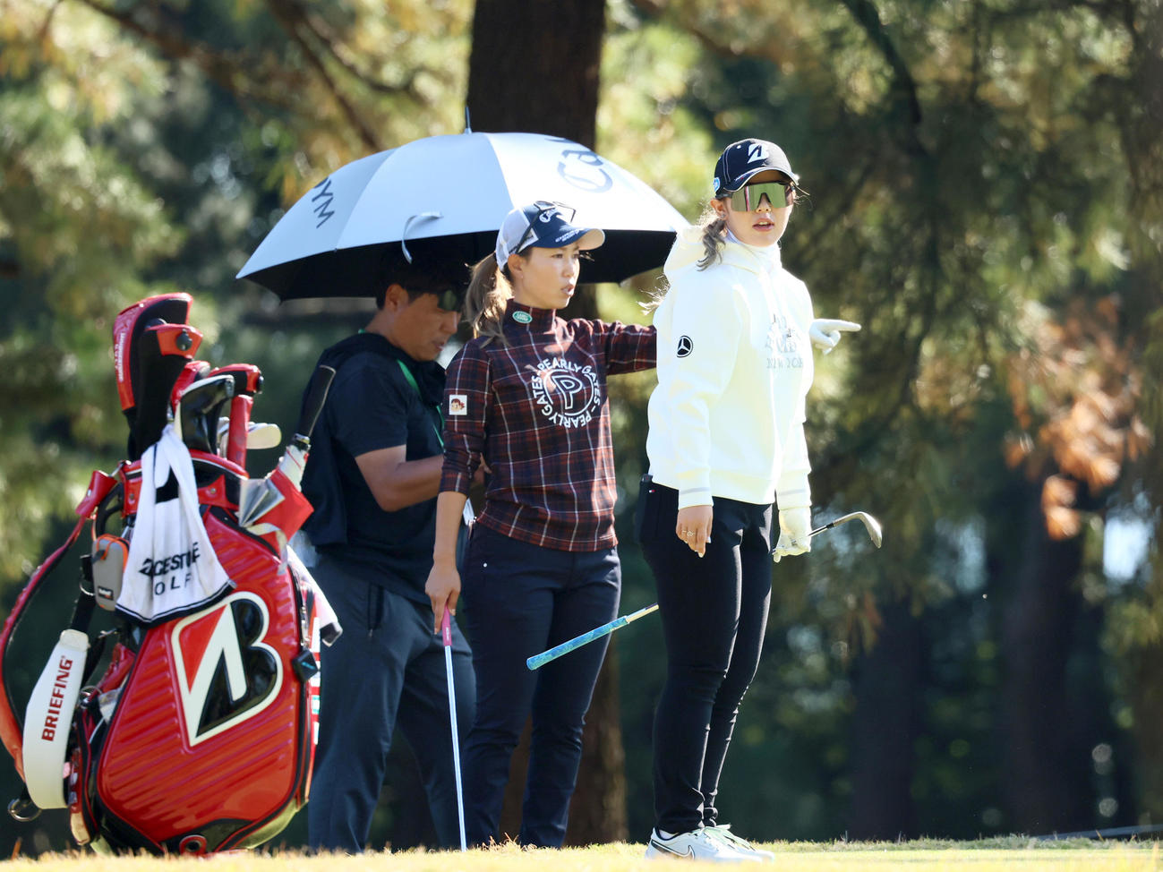 練習ラウンドを回る吉田優利（右）と上田桃子（撮影・上山淳一）