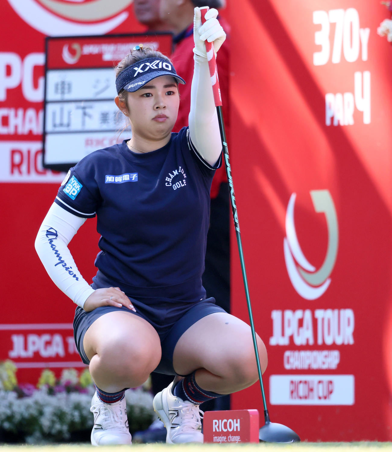 1番、ティーショットを前にする山下美夢有（撮影・上山淳一）