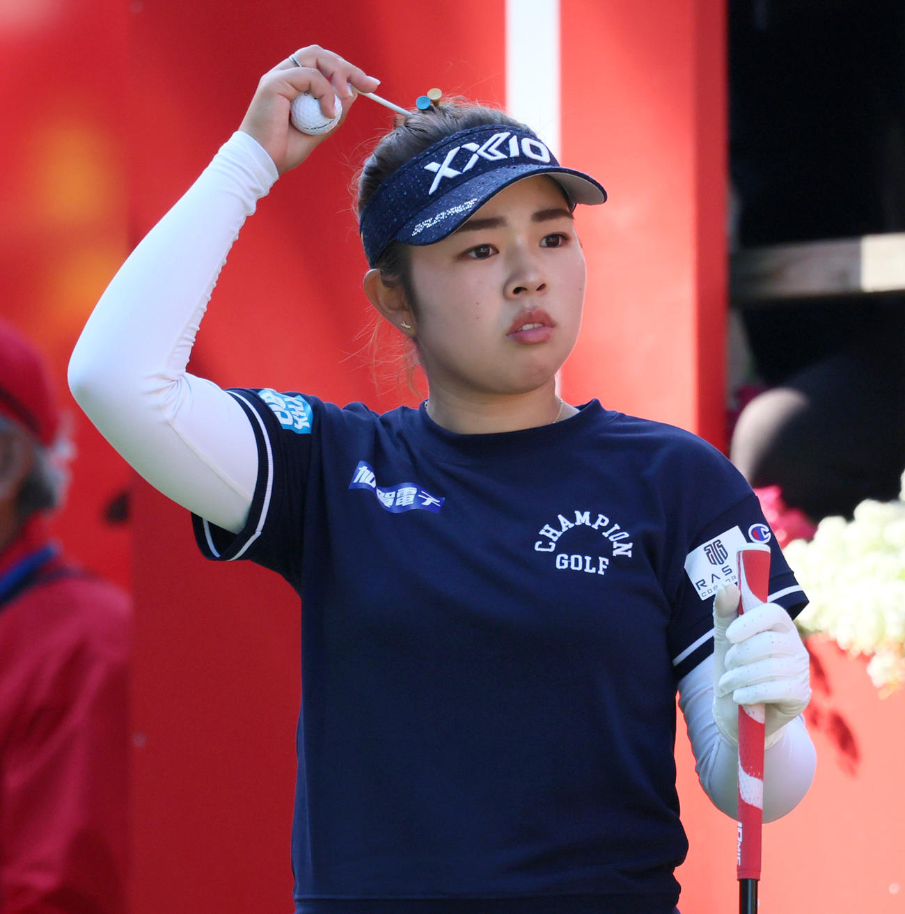 1番、ティーショットを前にする山下美夢有（撮影・上山淳一）