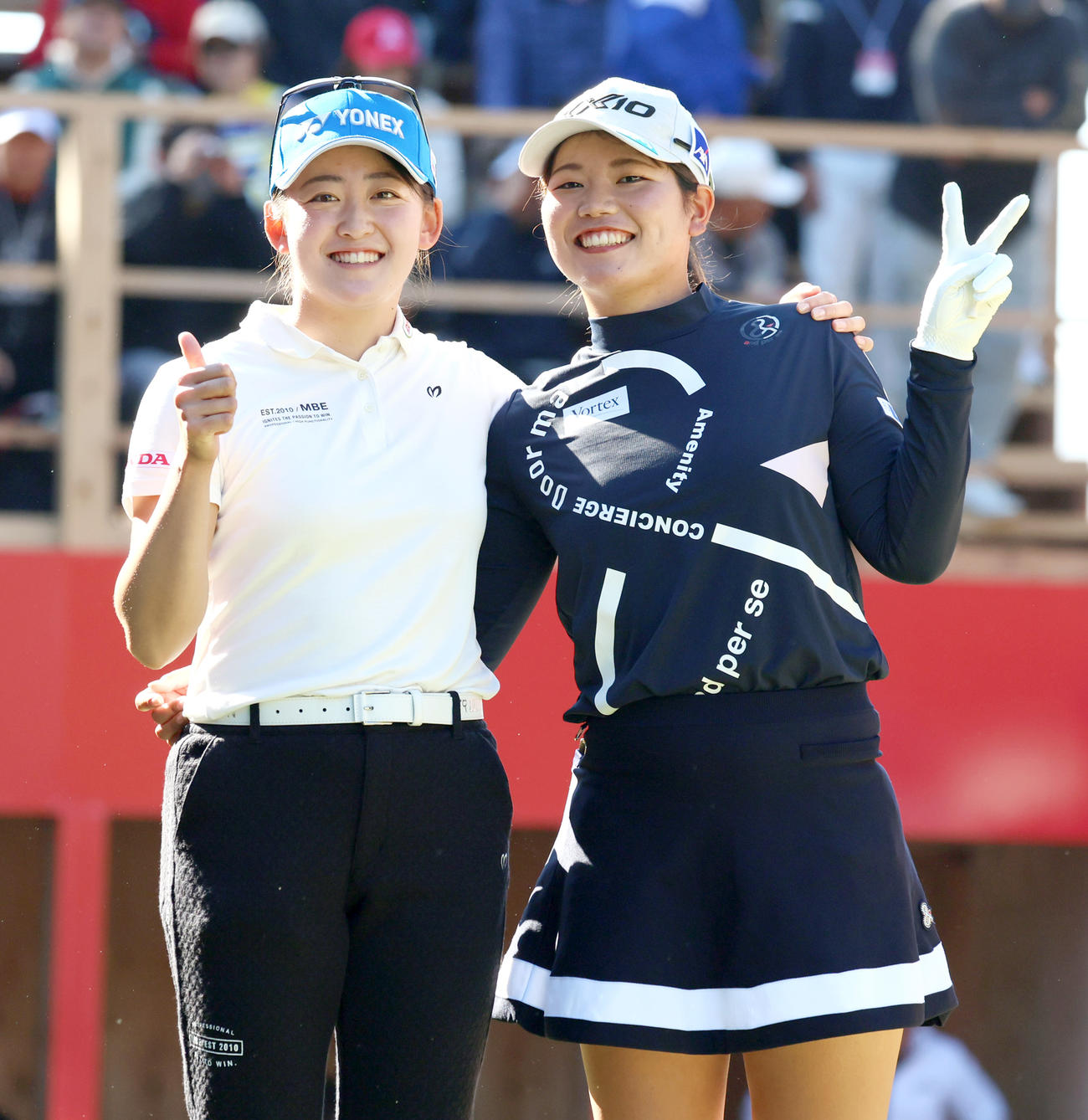 1番、ティーショットを終えカメラにポーズを決める岩井千怜（左）と桜井心那（撮影・上山淳一）