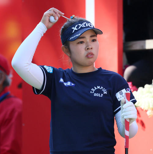 1番、ティーショットを前にする山下美夢有（撮影・上山淳一）