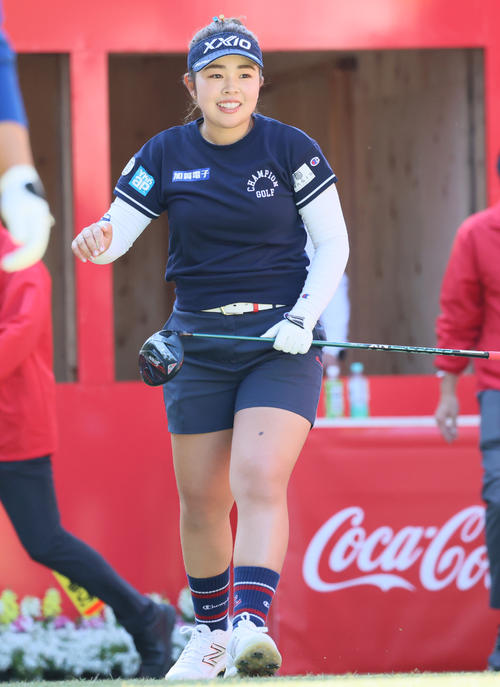 1番、山下美夢有はティーショットを放ち笑顔を見せる（撮影・上山淳一）