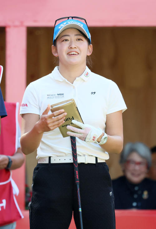 1番、笑顔を見せる岩井千怜（撮影・上山淳一）