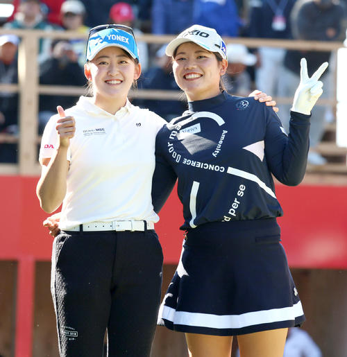 1番、ティーショットを終えカメラにポーズを決める岩井千怜（左）と桜井心那（撮影・上山淳一）