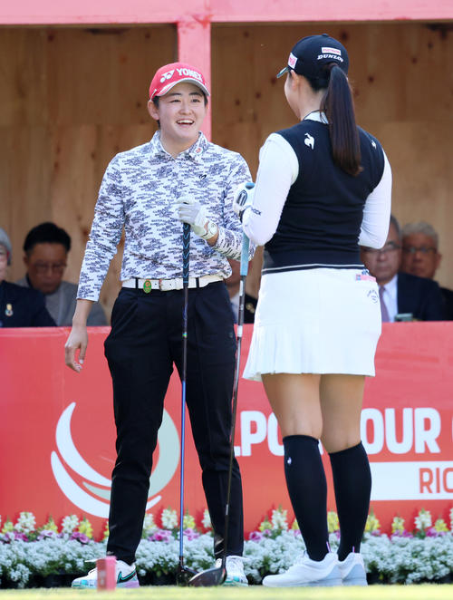 1番、スタートを前に小祝さくら（手前）と笑顔で話す岩井明愛（撮影・上山淳一）