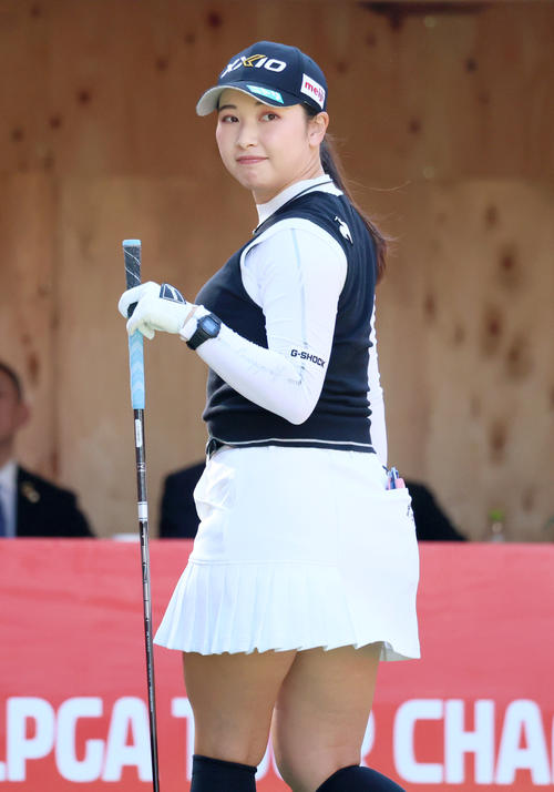 1番、ティーショットを放ち打球を見る小祝さくら（撮影・上山淳一）